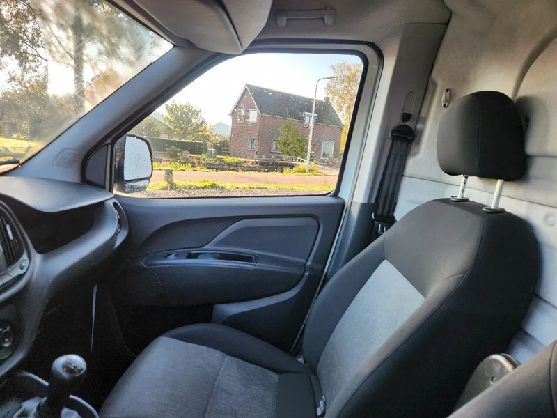 Van kecil Fiat Doblò Maxi, 2017, 188000km, Airco,Parksens, Tuv. First owner: gambar 14