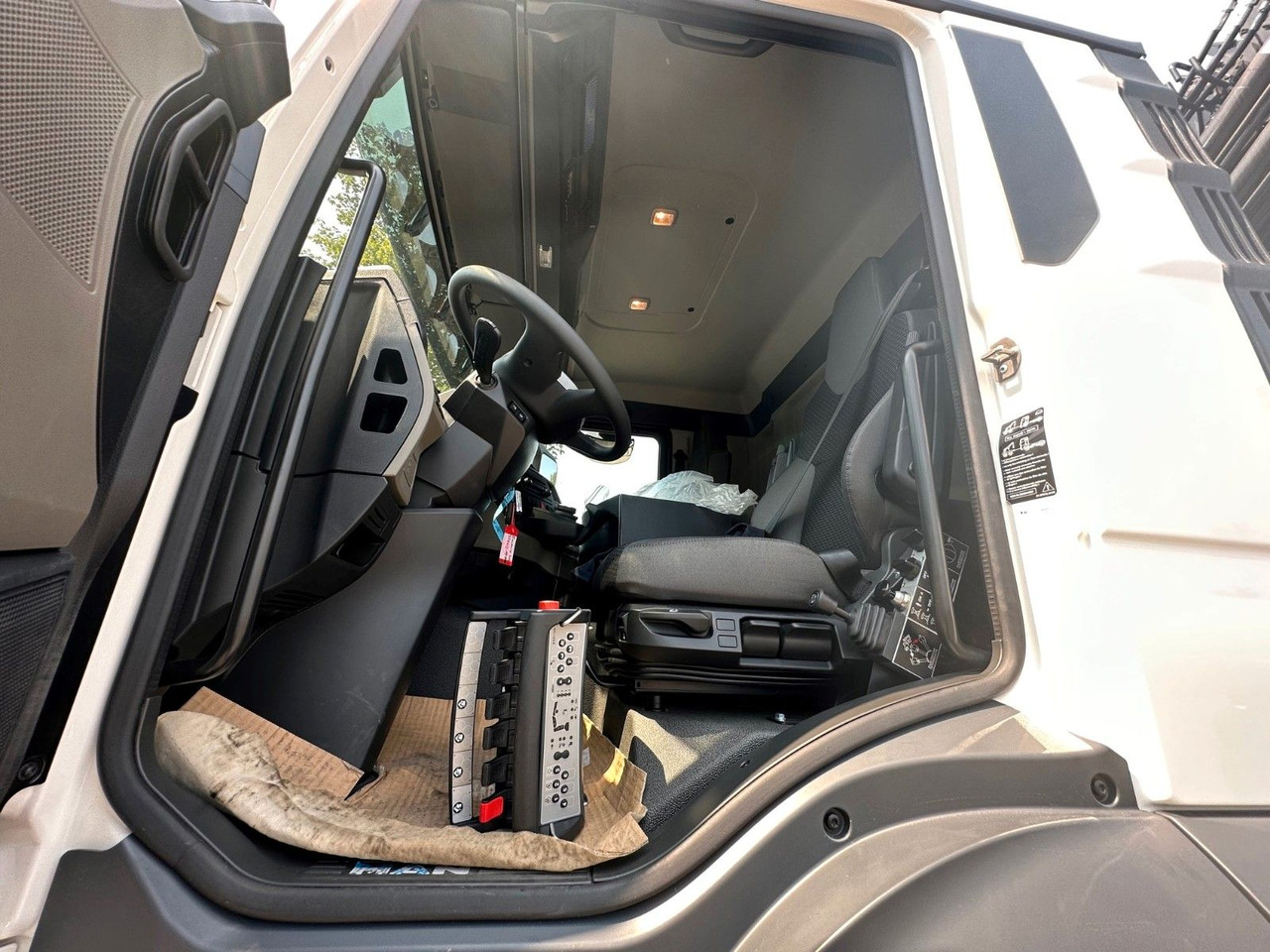 Truk jungkit, Truk derek MAN TGS 33.440 6x4 /3-Seiten- Kipper /  HIAB 228-6: gambar 25