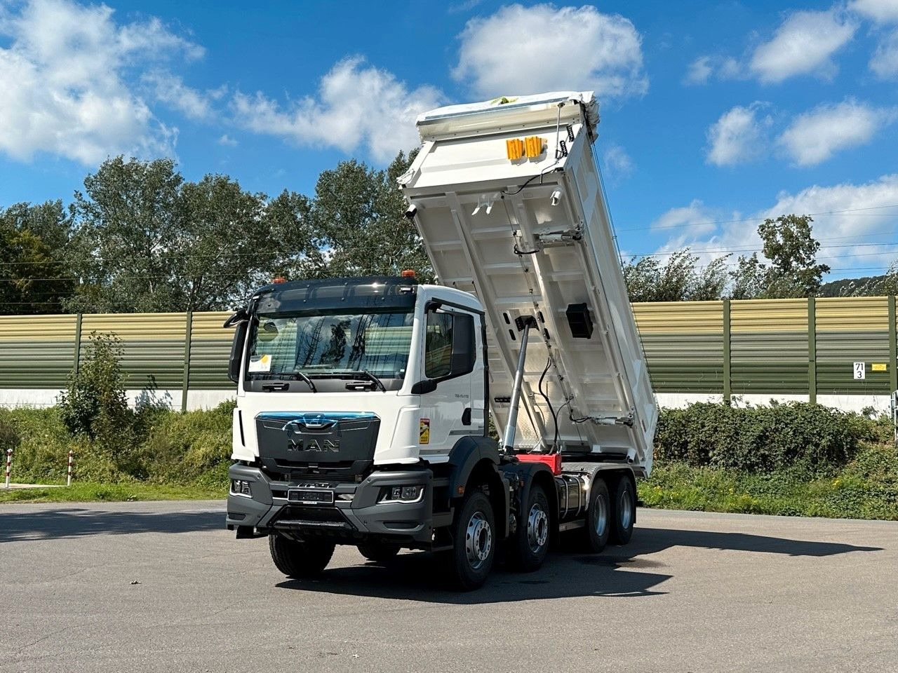 Truk jungkit MAN TGS 41.440  8x4 EuromixMTP 3-Seiten-Kipper: gambar 8