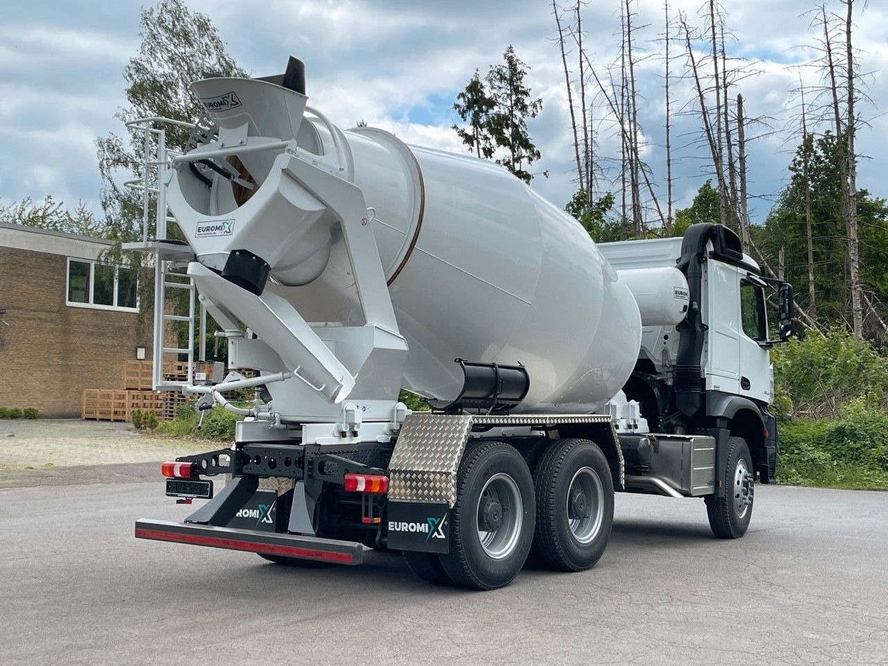 Mercedes-Benz 3348 6X4 Arcos 5 EuromixMTP EM 9 R - Truk pengaduk beton: gambar 5 Mercedes-Benz 3348 6X4 Arcos 5 EuromixMTP EM 9 R - Truk pengaduk beton: gambar 5