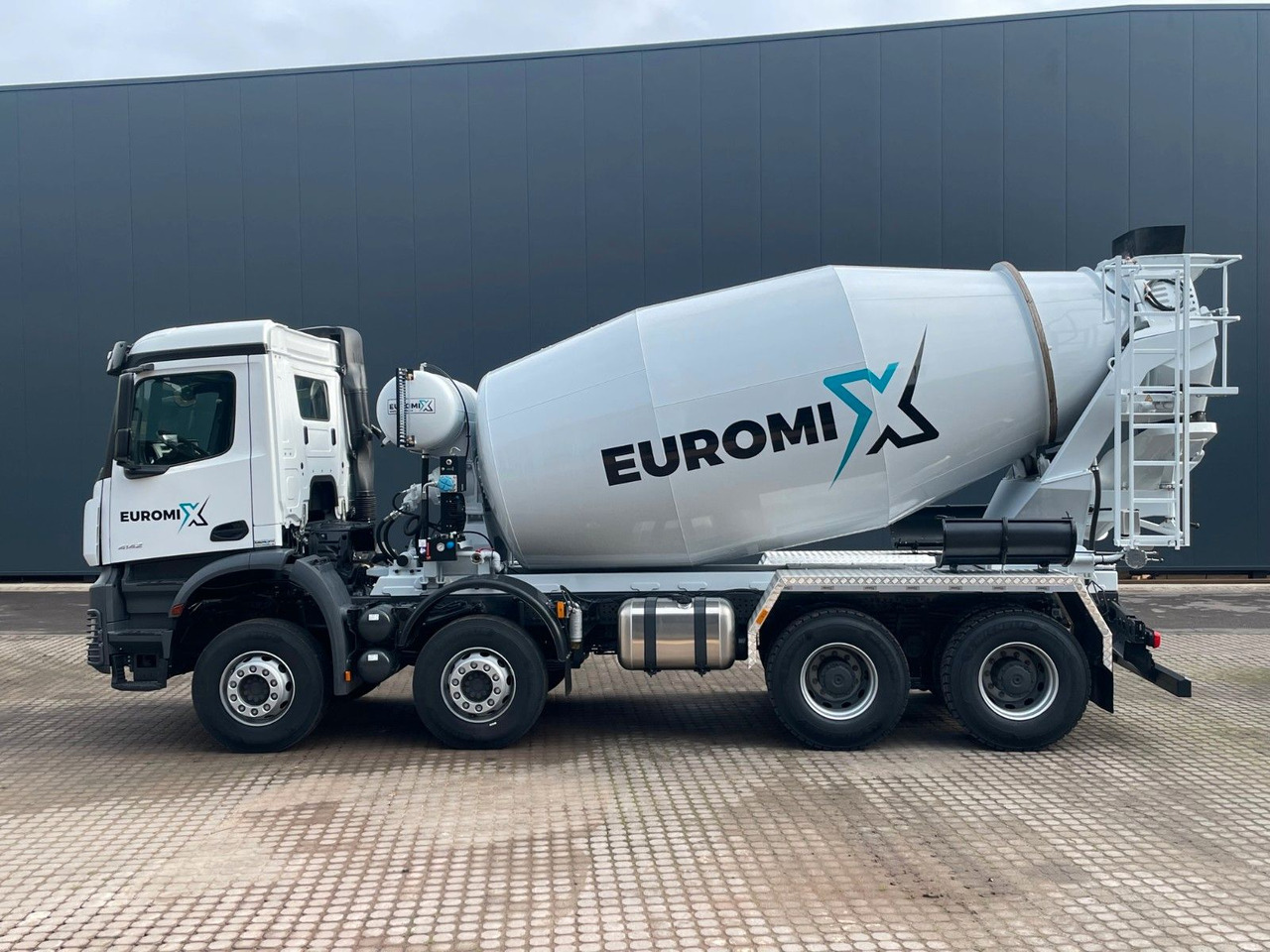 Mercedes-Benz AROCS 5 4142 B 8X4 Euro 3 EuromixMTP EM 10 - Truk pengaduk beton: gambar 2 Mercedes-Benz AROCS 5 4142 B 8X4 Euro 3 EuromixMTP EM 10 - Truk pengaduk beton: gambar 2