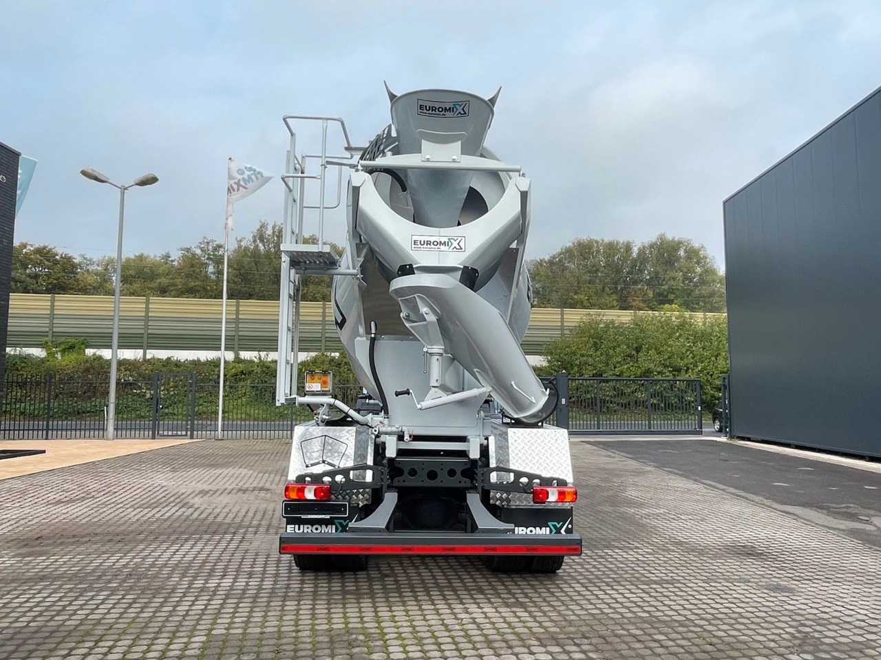 Mercedes-Benz AROCS 5 4142 B 8X4 Euro 3 EuromixMTP EM 10 - Truk pengaduk beton: gambar 4 Mercedes-Benz AROCS 5 4142 B 8X4 Euro 3 EuromixMTP EM 10 - Truk pengaduk beton: gambar 4