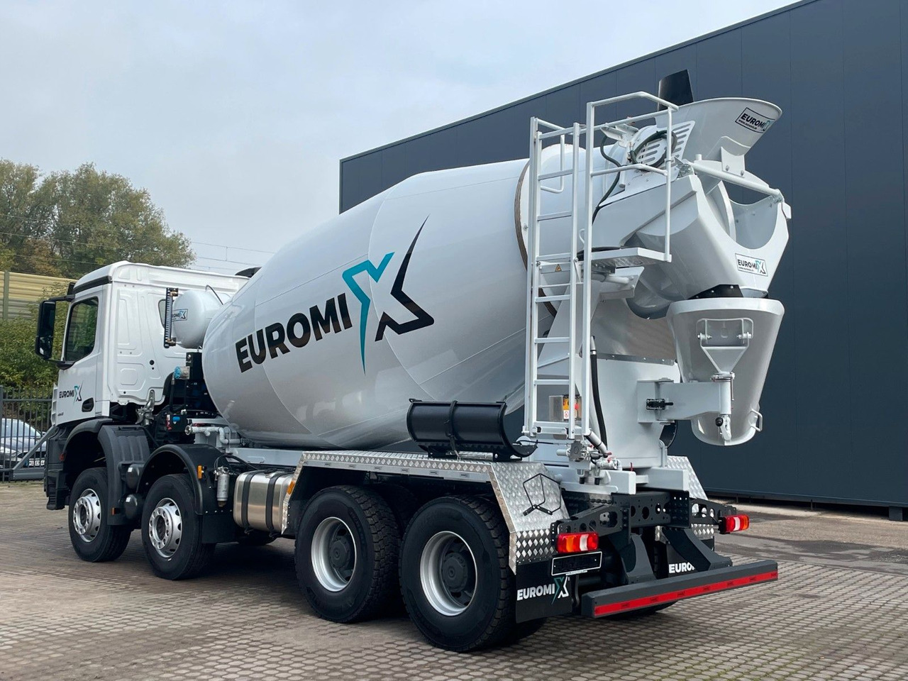 Mercedes-Benz AROCS 5 4142 B 8X4 Euro 3 EuromixMTP EM 10 - Truk pengaduk beton: gambar 3 Mercedes-Benz AROCS 5 4142 B 8X4 Euro 3 EuromixMTP EM 10 - Truk pengaduk beton: gambar 3