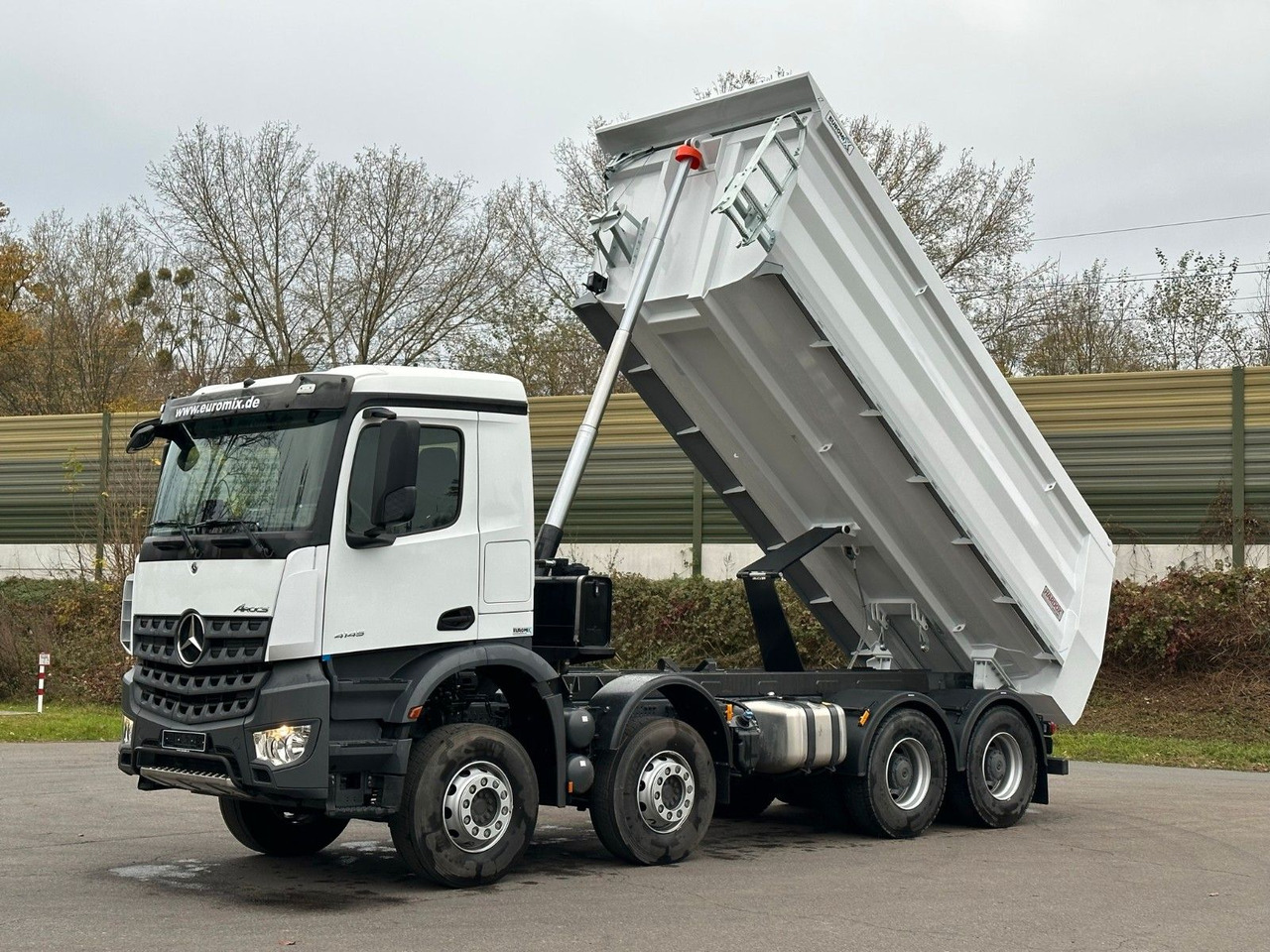 Mercedes-Benz AROCS 5 4145 8X4 E6e EuromixMTP 18m³ Kipper - Truk jungkit: gambar 1 Mercedes-Benz AROCS 5 4145 8X4 E6e EuromixMTP 18m³ Kipper - Truk jungkit: gambar 1