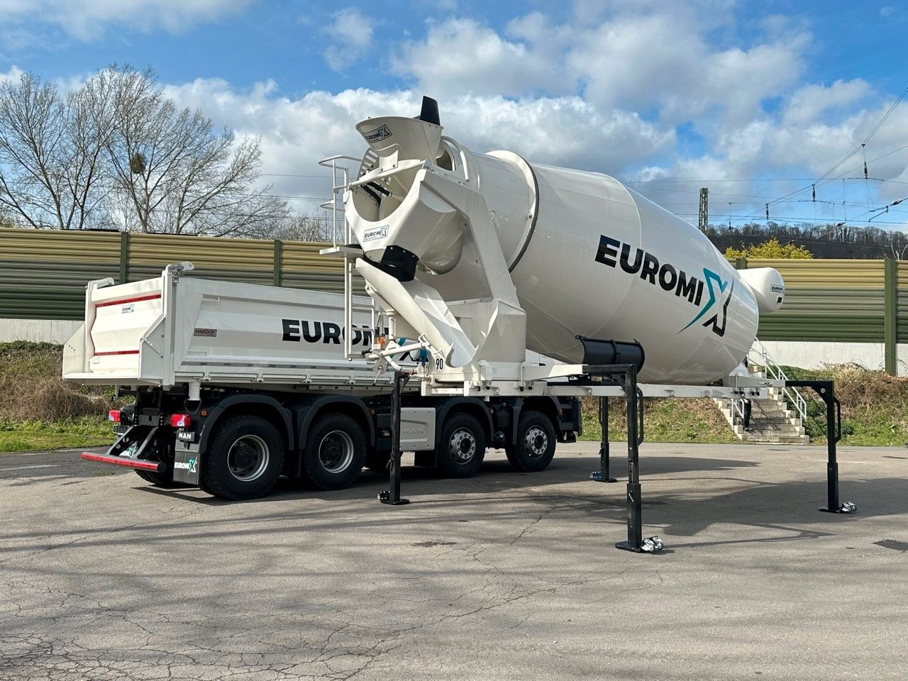 Volvo FMX 460 8x4 / WECHSELSYSTEM KIPPER+MISCHER Volvo FMX 460 8x4 / WECHSELSYSTEM KIPPER+MISCHER - Truk pengaduk beton: gambar 4 Volvo FMX 460 8x4 / WECHSELSYSTEM KIPPER+MISCHER Volvo FMX 460 8x4 / WECHSELSYSTEM KIPPER+MISCHER - Truk pengaduk beton: gambar 4