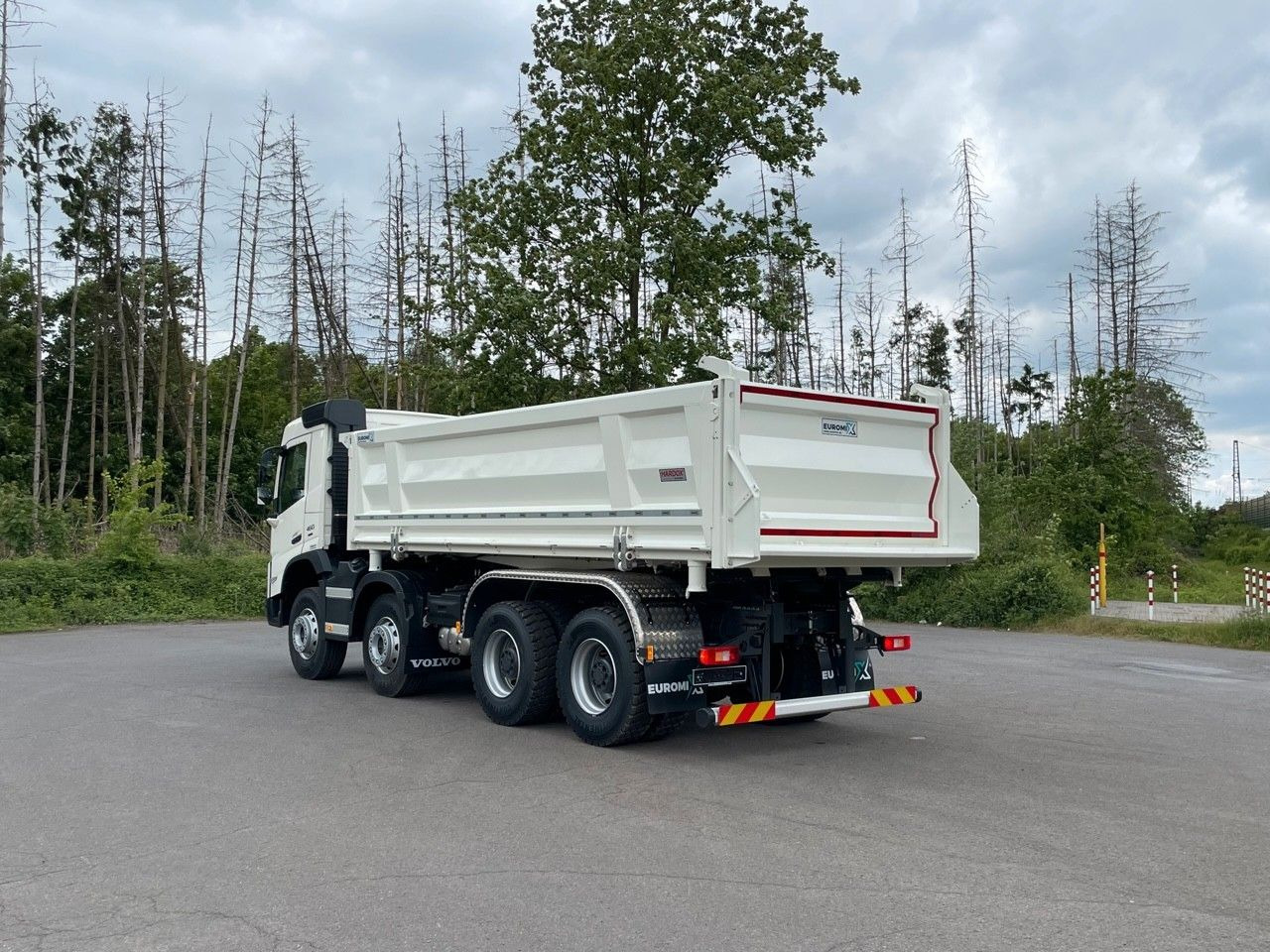 Volvo FMX 460 8x4 / WECHSELSYSTEM KIPPER+MISCHER Volvo FMX 460 8x4 / WECHSELSYSTEM KIPPER+MISCHER - Truk pengaduk beton: gambar 4 Volvo FMX 460 8x4 / WECHSELSYSTEM KIPPER+MISCHER Volvo FMX 460 8x4 / WECHSELSYSTEM KIPPER+MISCHER - Truk pengaduk beton: gambar 4