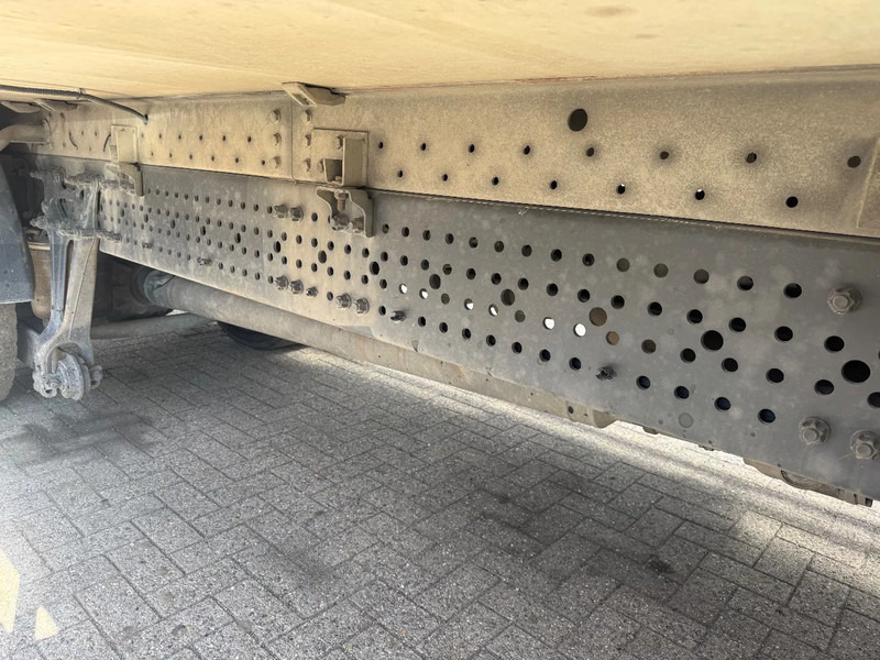 Mercedes-Benz Antos 1827 **BLUETEC 6-FRENCH TRUCK-8,70L BOX** - Truk berpendingin: gambar 5 Mercedes-Benz Antos 1827 **BLUETEC 6-FRENCH TRUCK-8,70L BOX** - Truk berpendingin: gambar 5