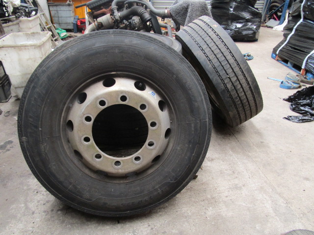 ALCOA 315/70/22.5 WHEELS AND TYRES FITTED MICHELIN FRONT STEER TYRES (2018 13/14mm TREAD, 32mm STUD HOLE) - Ban untuk Truk: gambar 1 ALCOA 315/70/22.5 WHEELS AND TYRES FITTED MICHELIN FRONT STEER TYRES (2018 13/14mm TREAD, 32mm STUD HOLE) - Ban untuk Truk: gambar 1