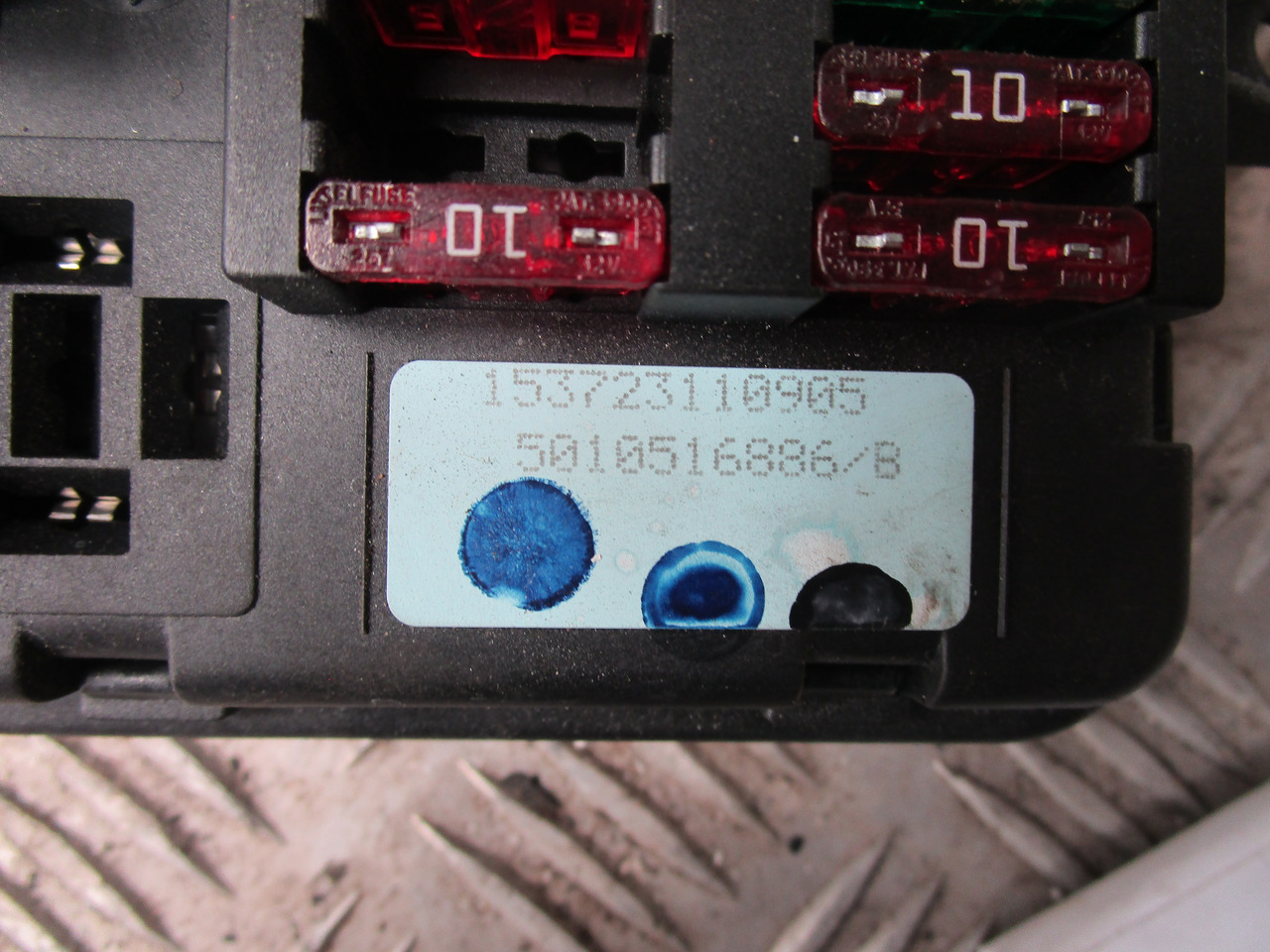 DAF CF 65 FUSEBOARD P/NO 153723110905 - Sistem listrik untuk Truk: gambar 2 DAF CF 65 FUSEBOARD P/NO 153723110905 - Sistem listrik untuk Truk: gambar 2