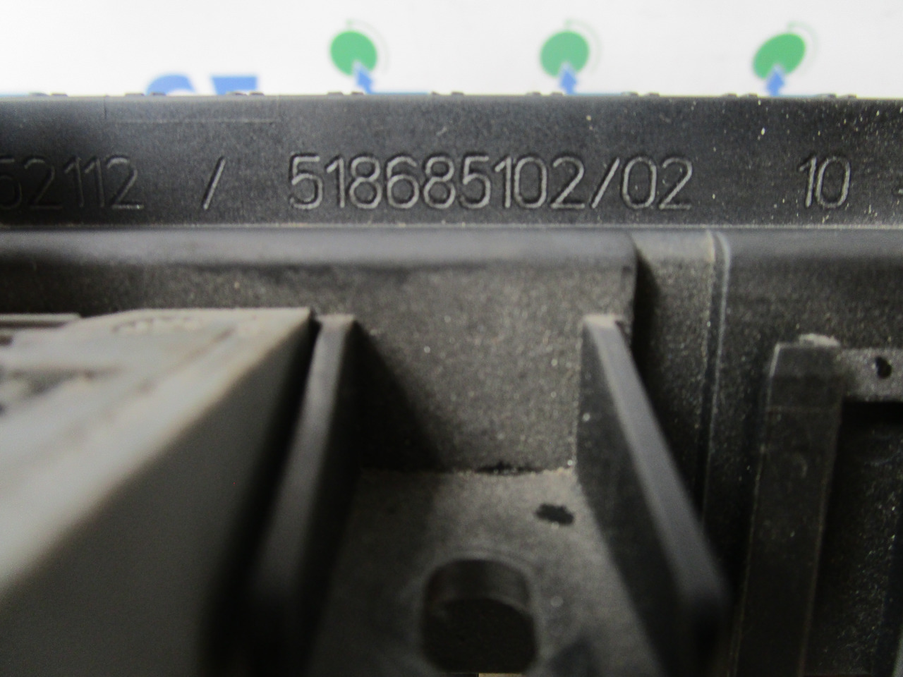 DAF CF 65 FUSEBOARD P/NO 518685102/02 - Sistem listrik untuk Truk: gambar 2 DAF CF 65 FUSEBOARD P/NO 518685102/02 - Sistem listrik untuk Truk: gambar 2