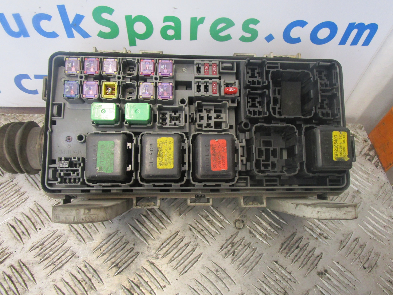 ISUZU N75 4HK1 FUSE BOARD/RELAYS (OUTER) - Kabin dan interior untuk Truk: gambar 1 ISUZU N75 4HK1 FUSE BOARD/RELAYS (OUTER) - Kabin dan interior untuk Truk: gambar 1