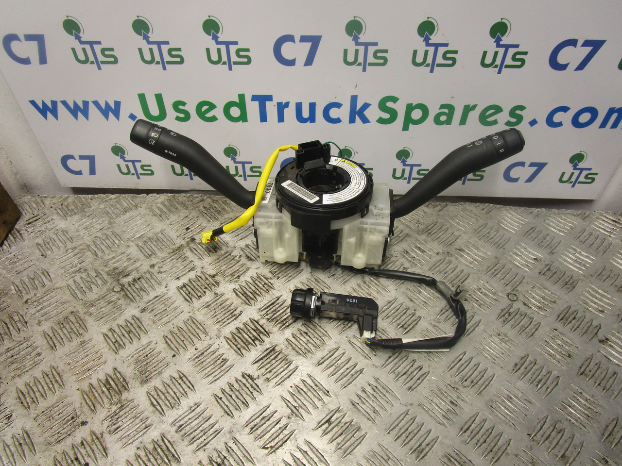 ISUZU N75 4HK1 WIPER/INDICATOR STALK COMPLETE - Kabin dan interior untuk Truk: gambar 1 ISUZU N75 4HK1 WIPER/INDICATOR STALK COMPLETE - Kabin dan interior untuk Truk: gambar 1