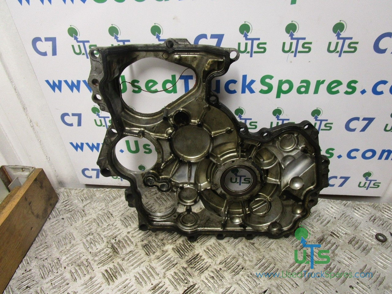 ISUZU NKR (4JJ1) OUTER TIMING COVER - Suku Cadang Mesin untuk Truk: gambar 1 ISUZU NKR (4JJ1) OUTER TIMING COVER - Suku Cadang Mesin untuk Truk: gambar 1