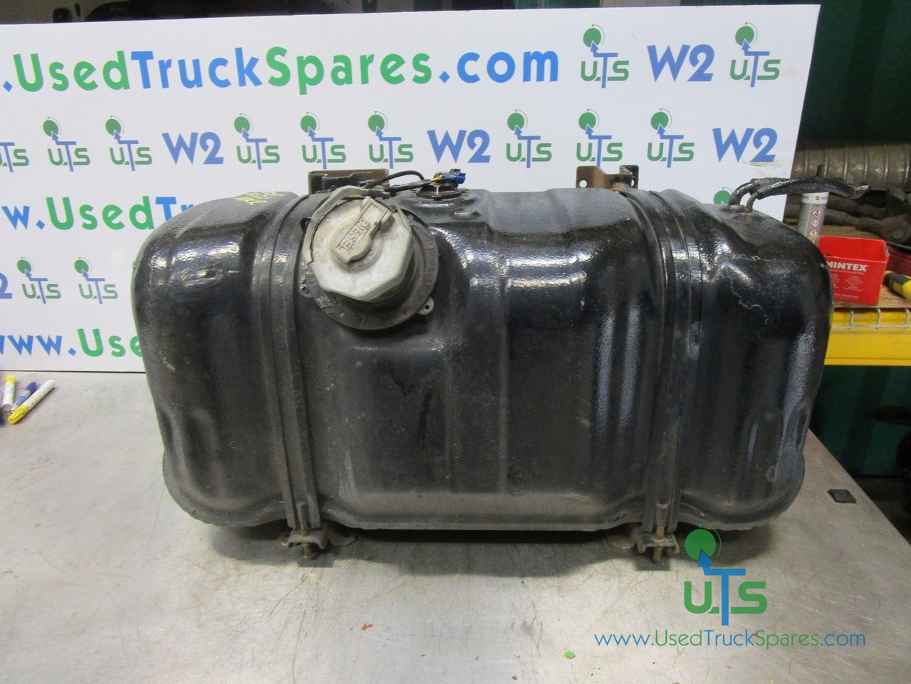 ISUZU NKR FUEL TANK COMPLETE - Tangki bahan bakar untuk Truk: gambar 1 ISUZU NKR FUEL TANK COMPLETE - Tangki bahan bakar untuk Truk: gambar 1