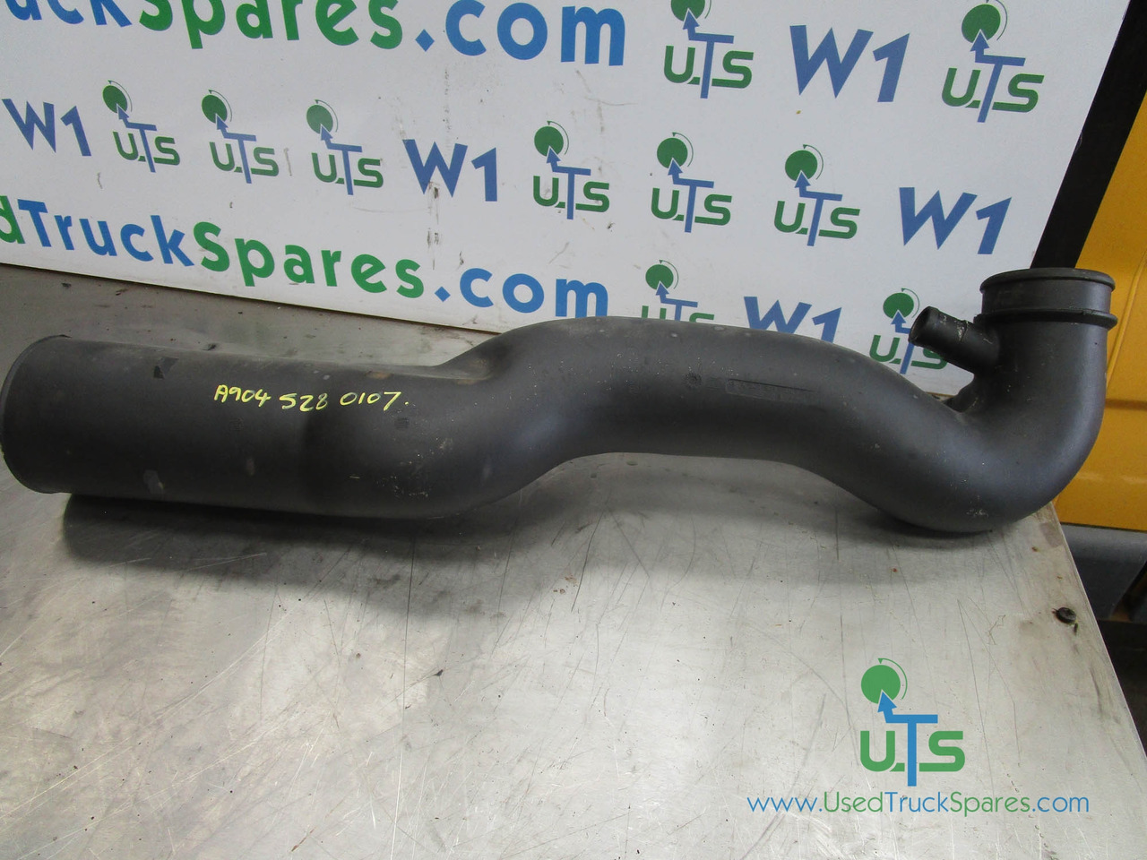 MERCEDES AXOR 2633 AIR FILLER INTAKE PIPE P/NO A9045280107 - Suku Cadang Mesin untuk Truk: gambar 1 MERCEDES AXOR 2633 AIR FILLER INTAKE PIPE P/NO A9045280107 - Suku Cadang Mesin untuk Truk: gambar 1