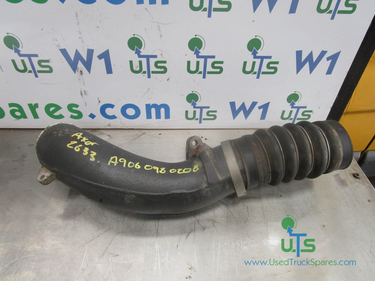MERCEDES AXOR 2633 (OM926) INTERCOOLER PIPE P/NO A9060980208 - Suku Cadang Mesin untuk Truk: gambar 1 MERCEDES AXOR 2633 (OM926) INTERCOOLER PIPE P/NO A9060980208 - Suku Cadang Mesin untuk Truk: gambar 1