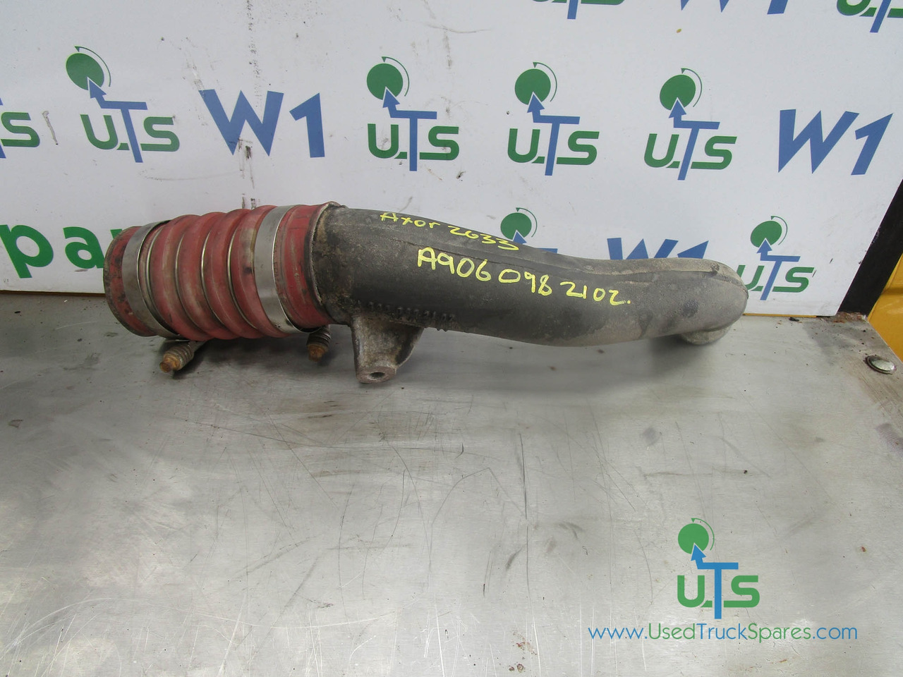MERCEDES AXOR 2633 OM926 INTERCOOLER PIPE P/NO A9060982102 - Suku Cadang Mesin untuk Truk: gambar 1 MERCEDES AXOR 2633 OM926 INTERCOOLER PIPE P/NO A9060982102 - Suku Cadang Mesin untuk Truk: gambar 1