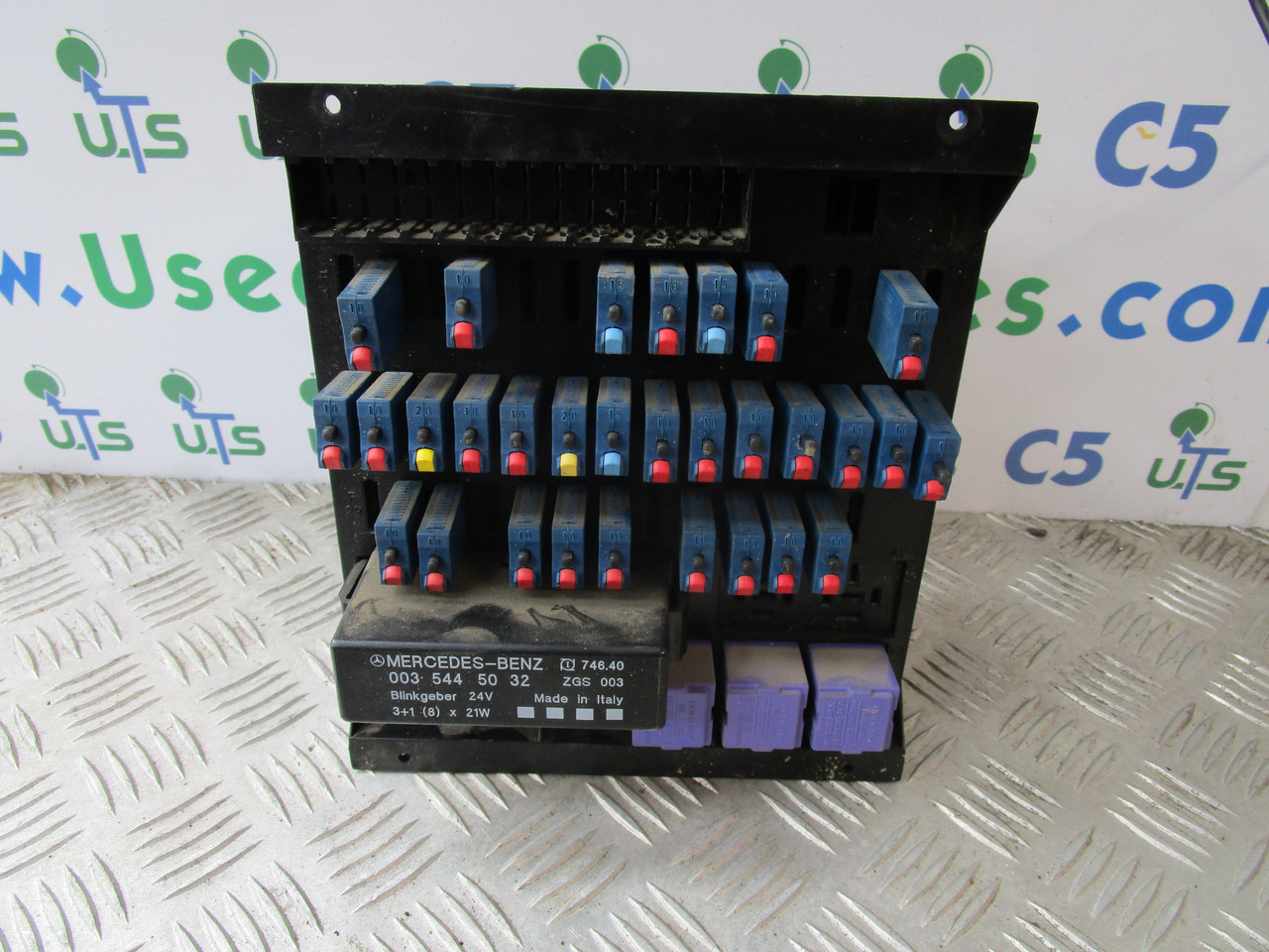 MERCEDES AXOR FUSE BOARD A0015433115 - Sistem listrik untuk Truk: gambar 1 MERCEDES AXOR FUSE BOARD A0015433115 - Sistem listrik untuk Truk: gambar 1