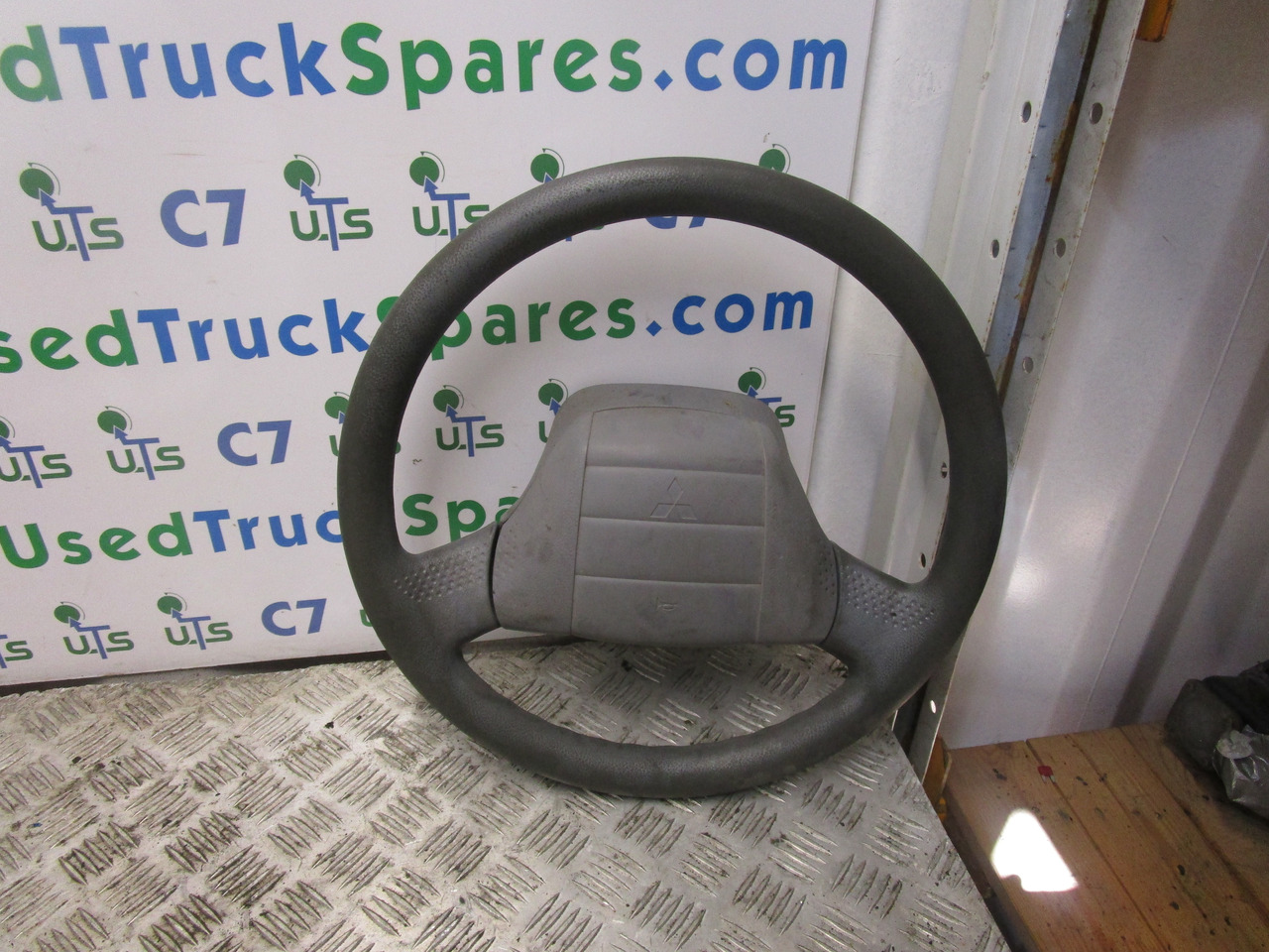 MITSUBISHI FUSO STEERING WHEEL - Pengemudian untuk Truk: gambar 1 MITSUBISHI FUSO STEERING WHEEL - Pengemudian untuk Truk: gambar 1