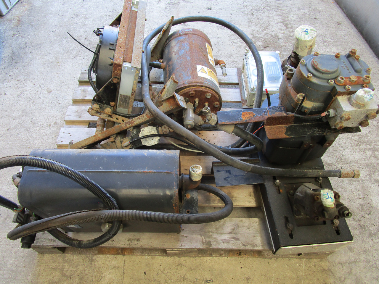 TRUCK MOUNTED TAMROTOR COMPRESSOR UNIT TYPE E12 - Kompresor rem udara untuk Kendaraan Kota/ Khusus: gambar 1 TRUCK MOUNTED TAMROTOR COMPRESSOR UNIT TYPE E12 - Kompresor rem udara untuk Kendaraan Kota/ Khusus: gambar 1