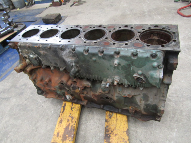 VOLVO FH13A ENGINE BLOCK ( NEEDS 1 LINER) - Suku Cadang Mesin untuk Truk: gambar 5 VOLVO FH13A ENGINE BLOCK ( NEEDS 1 LINER) - Suku Cadang Mesin untuk Truk: gambar 5