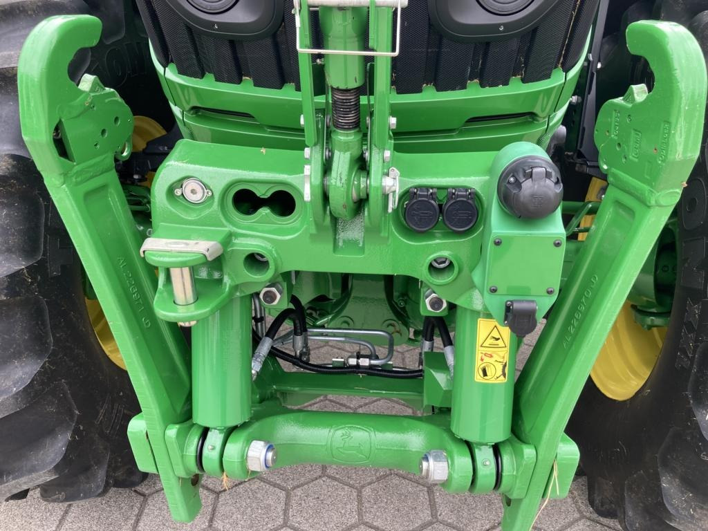 John Deere 6R145 - Traktor: gambar 3 John Deere 6R145 - Traktor: gambar 3