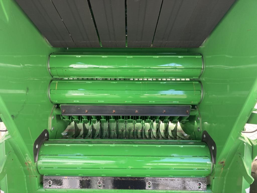 Pembungkus bale John Deere V461M: gambar 24