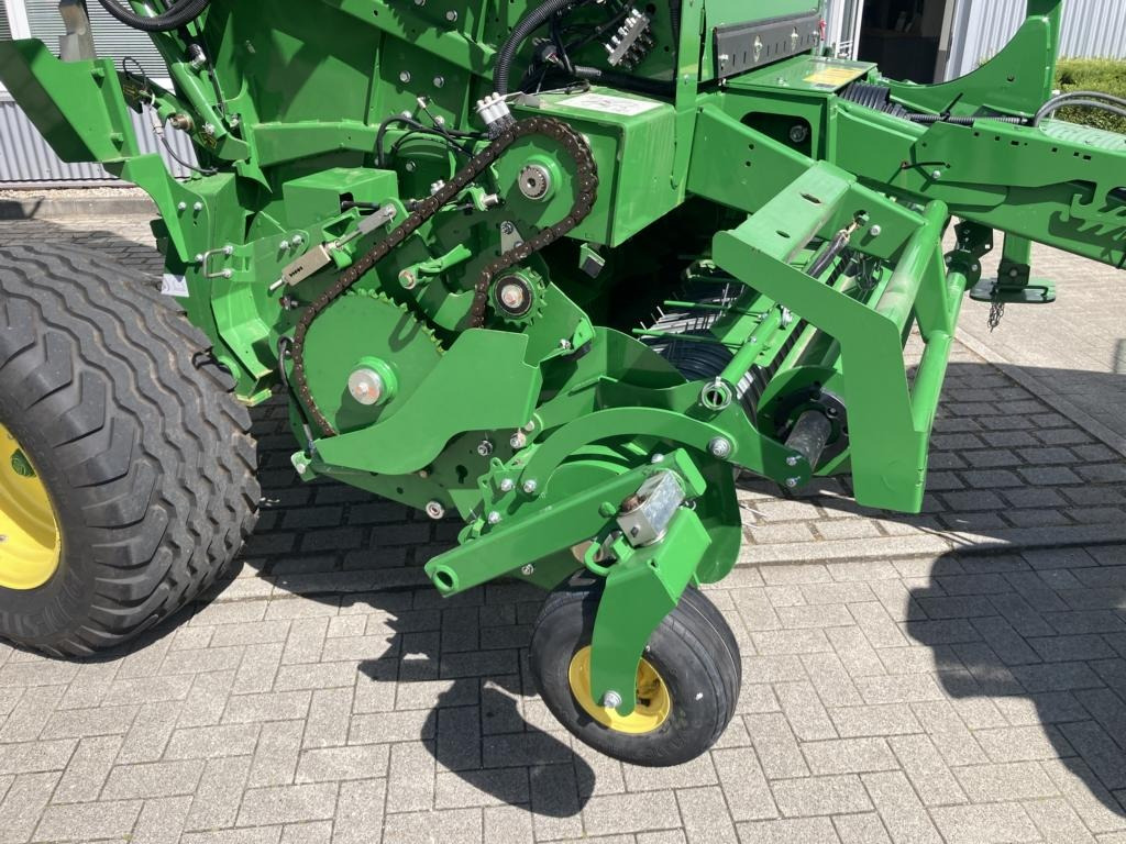 Pembungkus bale John Deere V461M: gambar 19