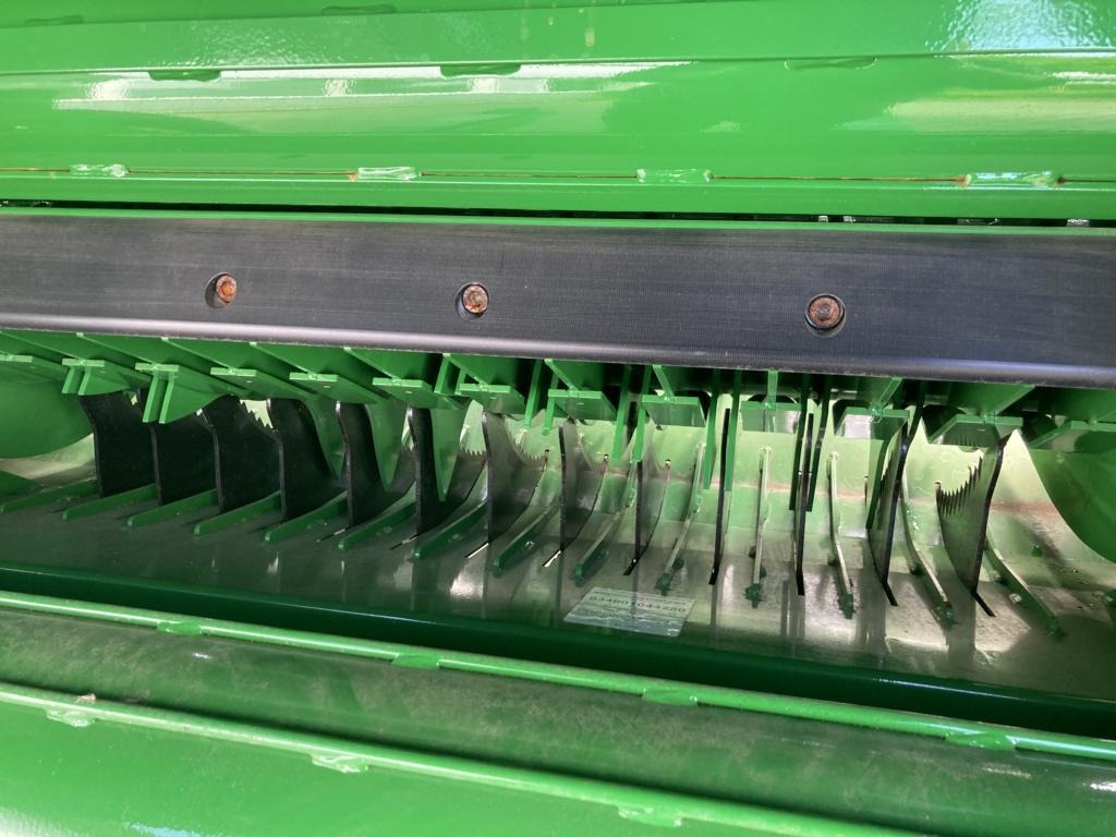 Pembungkus bale John Deere V461M: gambar 23