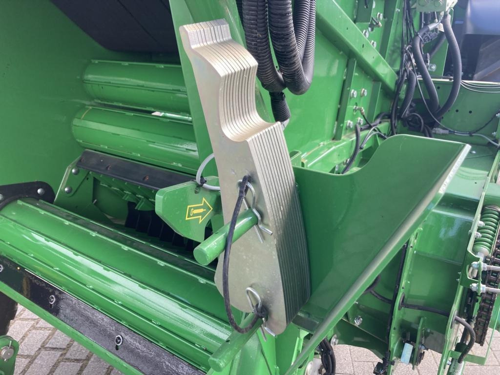 Pembungkus bale John Deere V461M: gambar 21
