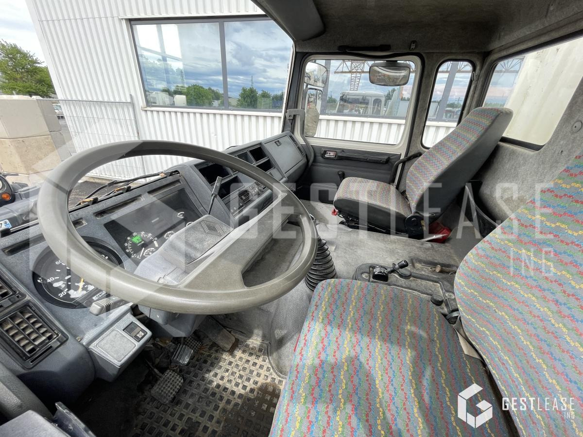 Interior photo 1: Truk flatbed Renault Midlum 140.13
