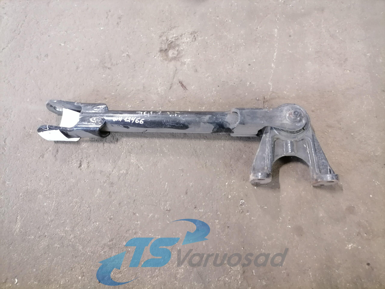 MAN Anti roll bar bracket 81437185111 - Bar anti-gulung untuk Truk: gambar 1 MAN Anti roll bar bracket 81437185111 - Bar anti-gulung untuk Truk: gambar 1