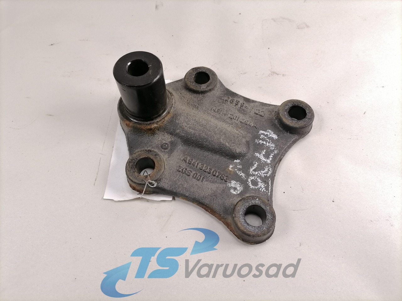 Mercedes-Benz Anti-roll bar bracket A9413230763 - Bar anti-gulung untuk Truk: gambar 1 Mercedes-Benz Anti-roll bar bracket A9413230763 - Bar anti-gulung untuk Truk: gambar 1