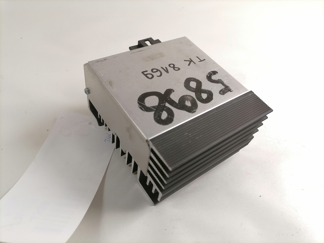 Scania Voltage converter 1729858 - Sistem listrik untuk Truk: gambar 4 Scania Voltage converter 1729858 - Sistem listrik untuk Truk: gambar 4