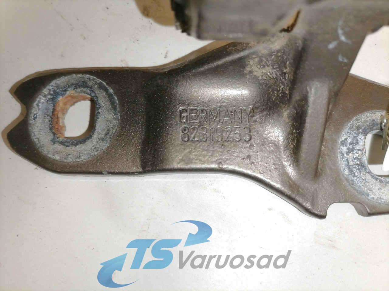 Volvo Door hinge 82319253 - Pintu dan bagian untuk Truk: gambar 2 Volvo Door hinge 82319253 - Pintu dan bagian untuk Truk: gambar 2