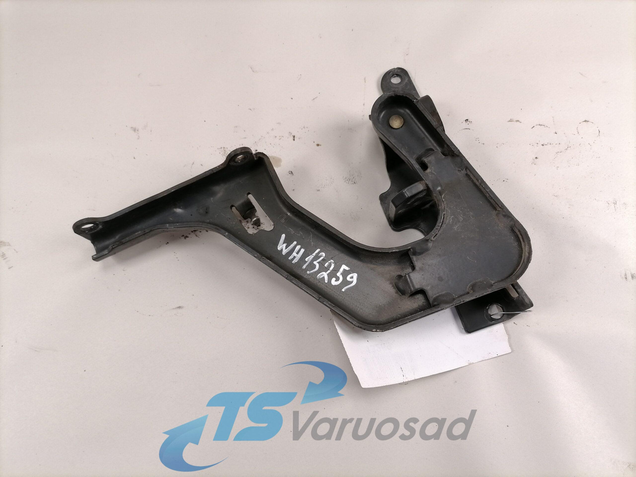 Volvo lower grille carrier hinge 84104142 - Panggangan untuk Truk: gambar 2 Volvo lower grille carrier hinge 84104142 - Panggangan untuk Truk: gambar 2