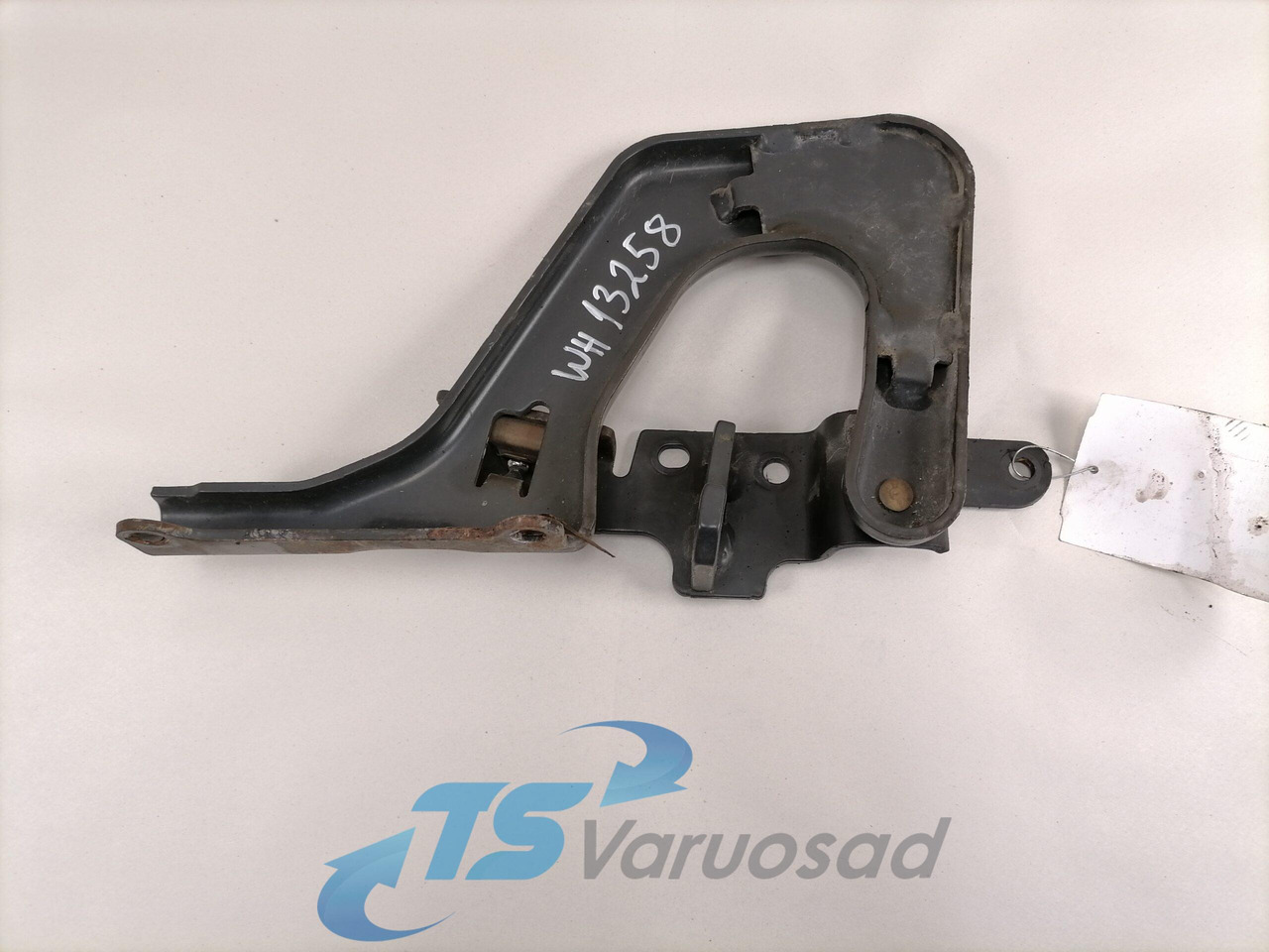 Volvo lower grille carrier hinge 84104144 - Panggangan untuk Truk: gambar 3 Volvo lower grille carrier hinge 84104144 - Panggangan untuk Truk: gambar 3