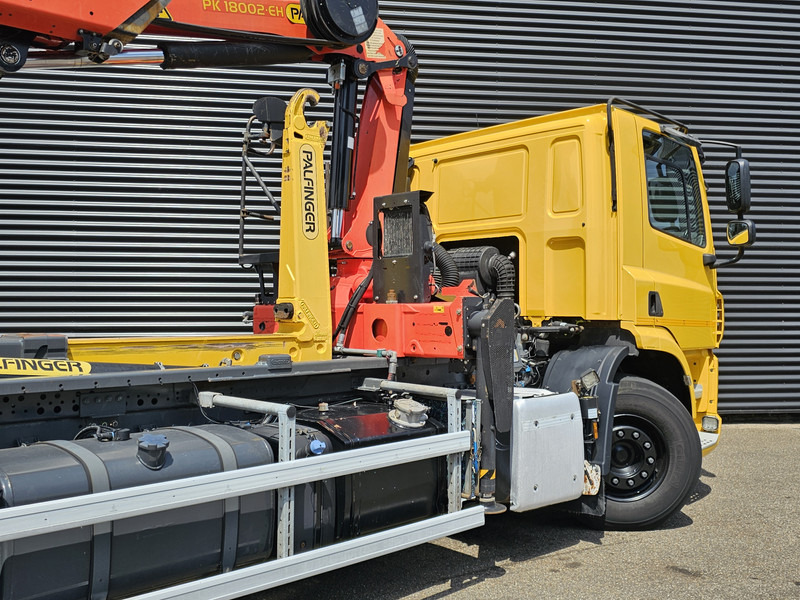 DAF CF 330 6x2-4 / PALFINGER CRANE + HOOKLIFT - Hook lift, Truk derek: gambar 4 DAF CF 330 6x2-4 / PALFINGER CRANE + HOOKLIFT - Hook lift, Truk derek: gambar 4