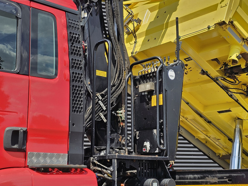 MAN TGS 33.480 6x6 / PALFINGER Z CRANE / 2 SIDE TIPPER - Truk jungkit, Truk derek: gambar 4 MAN TGS 33.480 6x6 / PALFINGER Z CRANE / 2 SIDE TIPPER - Truk jungkit, Truk derek: gambar 4