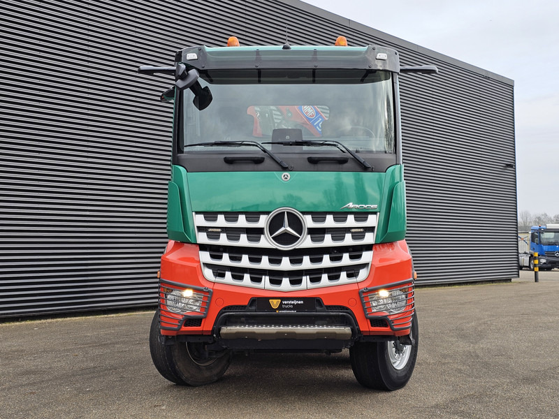 Truk jungkit, Truk derek Mercedes-Benz AROCS 4145 / 8X6 / TIPPER + HMF CRANE: gambar 10