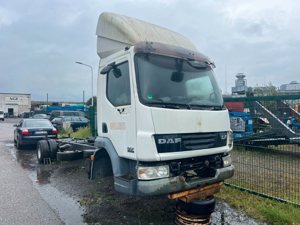 DAF LF 45.220 12 to. for PARTS no engine no gearbox! DAF LF 45.220 12 to. for PARTS no engine no gearbox! - Truk dengan terpal samping: gambar 4 DAF LF 45.220 12 to. for PARTS no engine no gearbox! DAF LF 45.220 12 to. for PARTS no engine no gearbox! - Truk dengan terpal samping: gambar 4