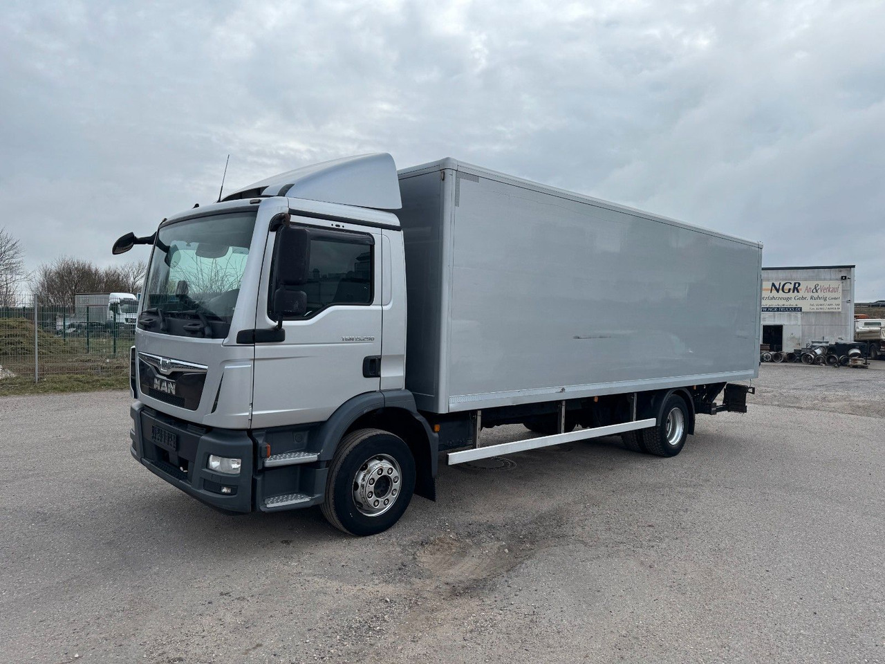 MAN 15.290 4X2 Koffer mit Hebebühne AHK - Truk box: gambar 1 MAN 15.290 4X2 Koffer mit Hebebühne AHK - Truk box: gambar 1