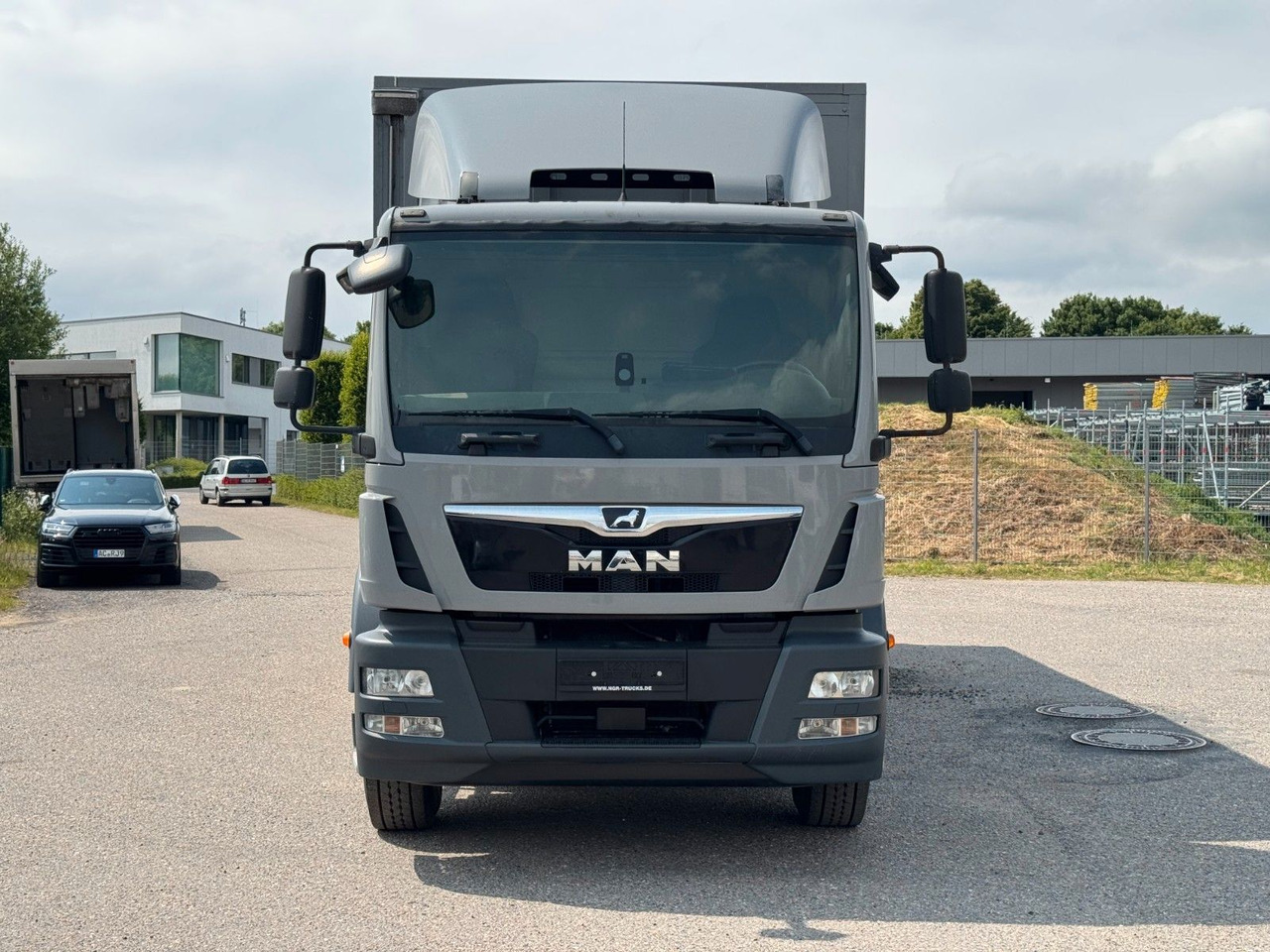 Truk dengan terpal samping MAN 18.290 4X2 Koffer / Plane Top Zustand 8,30 Meter: gambar 8 Truk dengan terpal samping MAN 18.290 4X2 Koffer / Plane Top Zustand 8,30 Meter: gambar 8