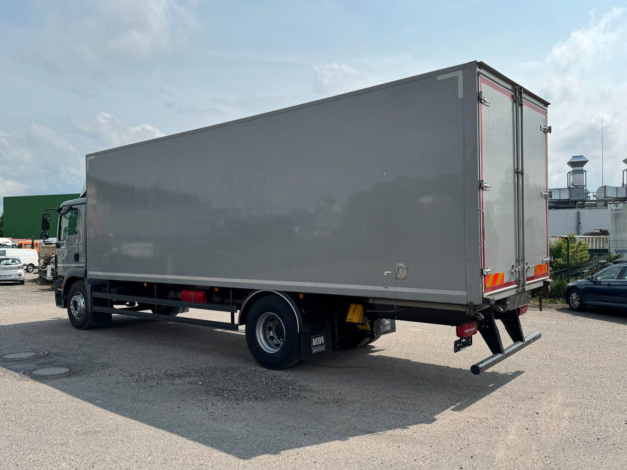 Truk dengan terpal samping MAN 18.290 4X2 Koffer / Plane Top Zustand 8,30 Meter: gambar 11 Truk dengan terpal samping MAN 18.290 4X2 Koffer / Plane Top Zustand 8,30 Meter: gambar 11