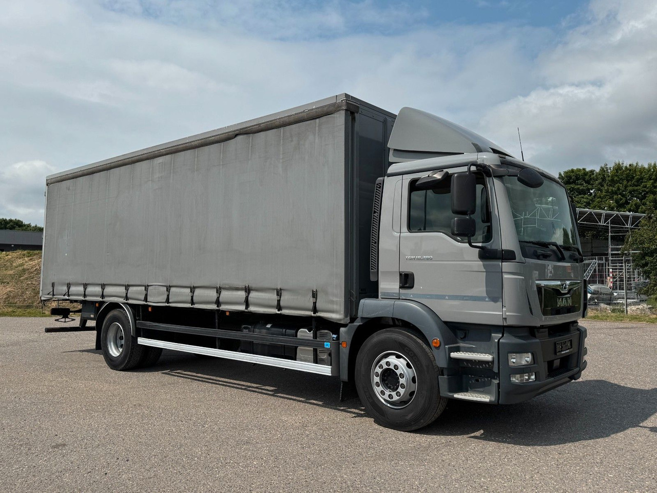 MAN 18.290 4X2 Koffer / Plane Top Zustand 8,30 Meter - Truk dengan terpal samping: gambar 1 MAN 18.290 4X2 Koffer / Plane Top Zustand 8,30 Meter - Truk dengan terpal samping: gambar 1