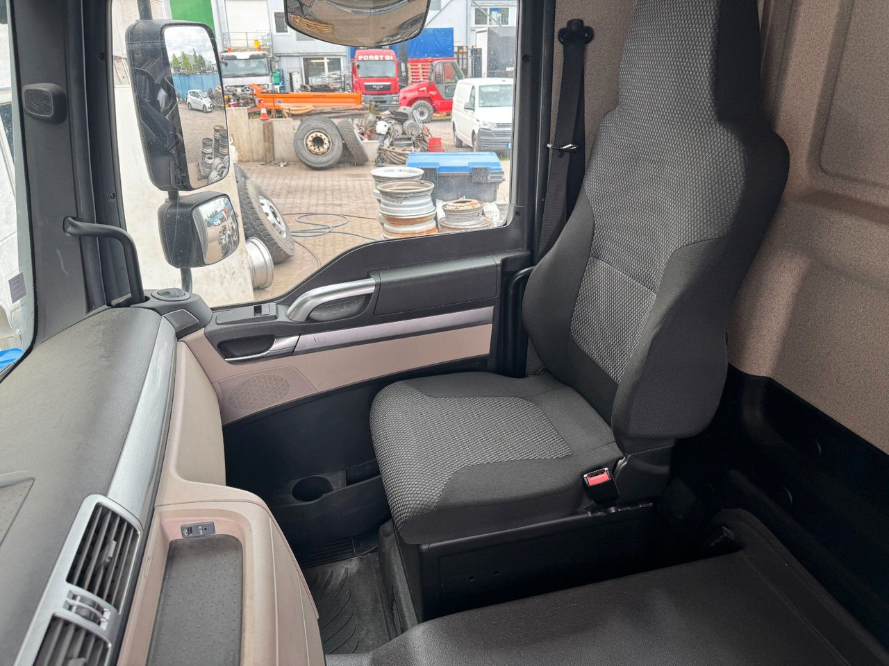 MAN 18.290 4X2 Koffer / Plane Top Zustand 8,30 Meter - Truk box: gambar 4 MAN 18.290 4X2 Koffer / Plane Top Zustand 8,30 Meter - Truk box: gambar 4