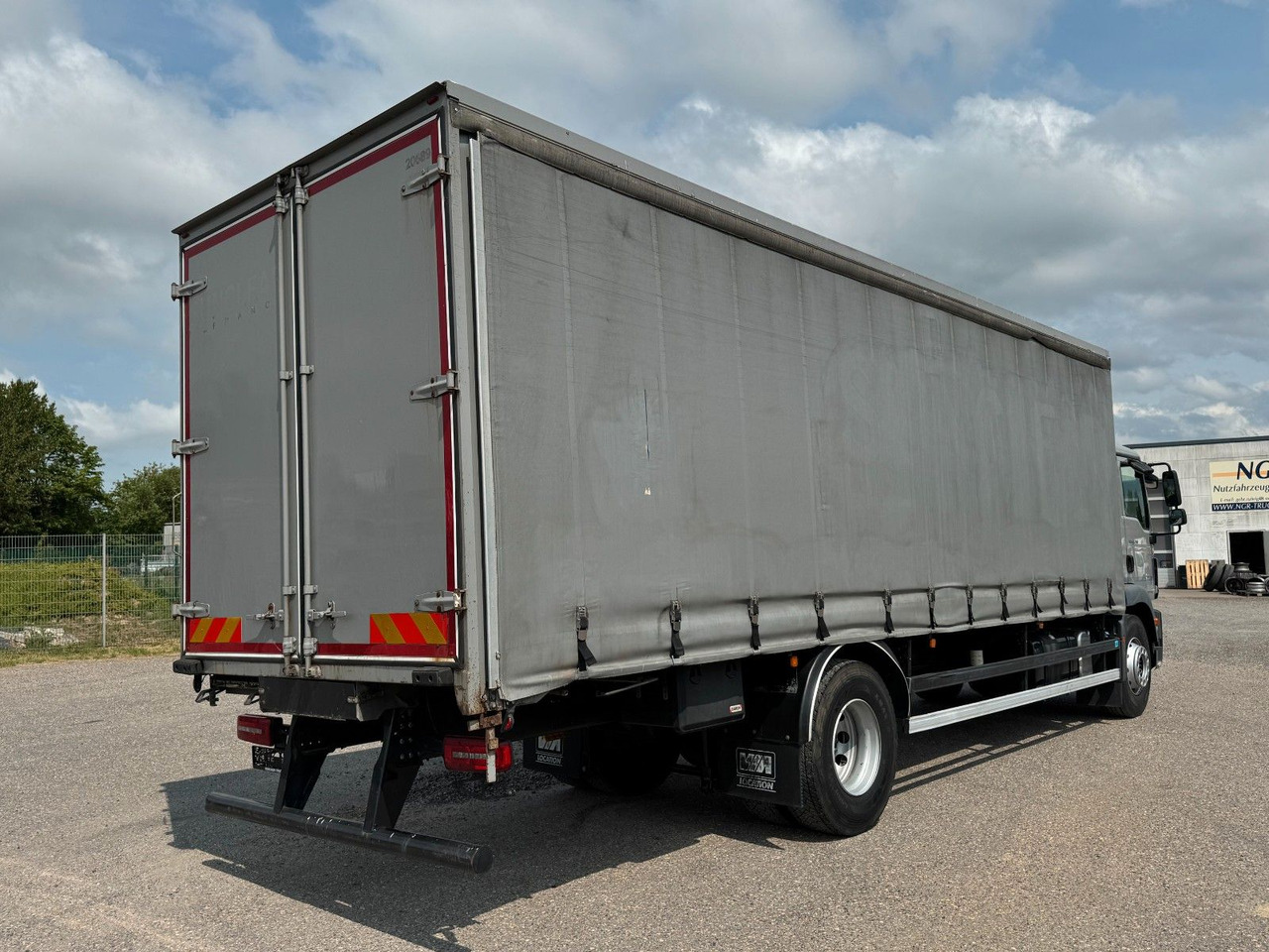 Truk dengan terpal samping MAN 18.290 4X2 Koffer / Plane Top Zustand 8,30 Meter: gambar 9 Truk dengan terpal samping MAN 18.290 4X2 Koffer / Plane Top Zustand 8,30 Meter: gambar 9