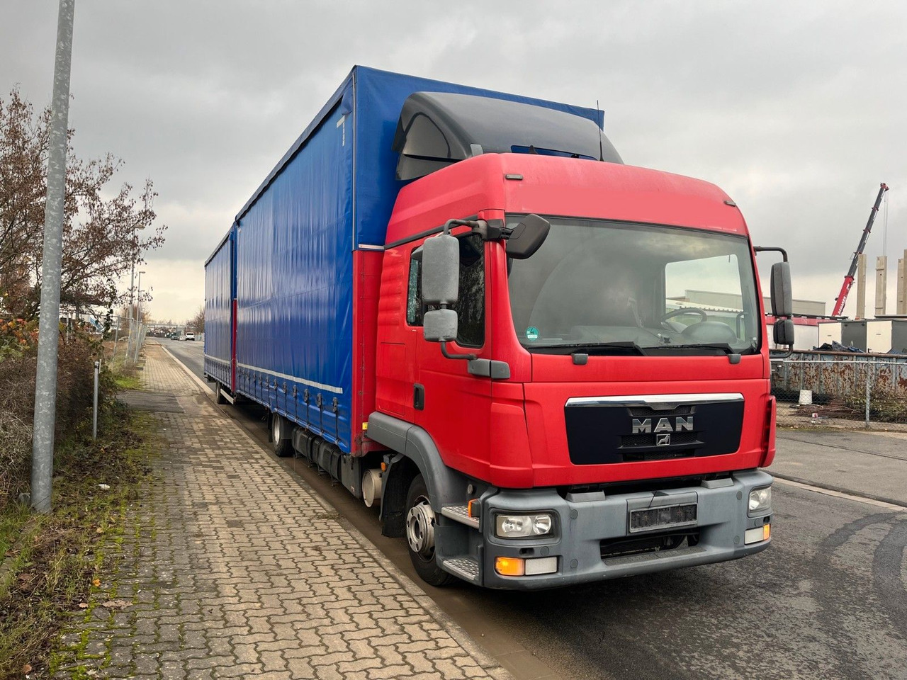 MAN 8.220 4X2 Pritschenwagen - Truk dengan terpal samping: gambar 1 MAN 8.220 4X2 Pritschenwagen - Truk dengan terpal samping: gambar 1