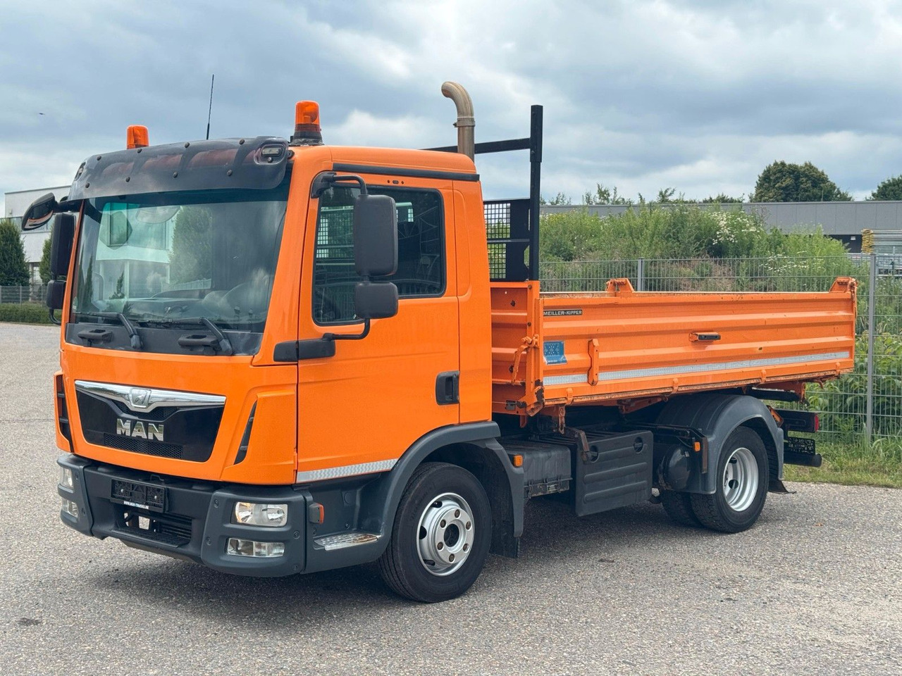MAN 8.220 4x2 Meiller 3S. Kipper | Sperrdiff. | AHK - Truk jungkit: gambar 2 MAN 8.220 4x2 Meiller 3S. Kipper | Sperrdiff. | AHK - Truk jungkit: gambar 2