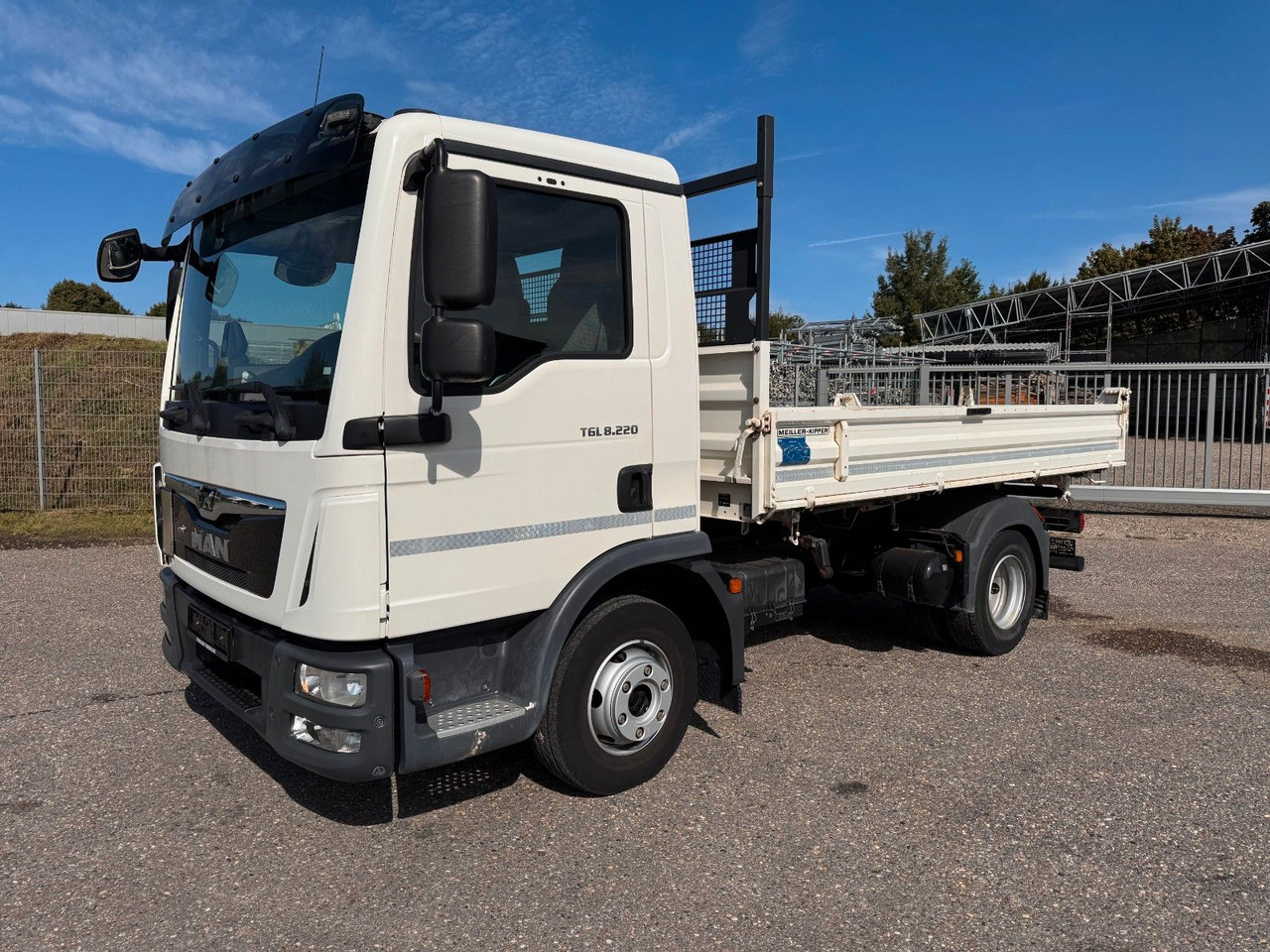 MAN 8.220 Meiller 3.S. Kipper Top Zustand - Truk jungkit: gambar 1 MAN 8.220 Meiller 3.S. Kipper Top Zustand - Truk jungkit: gambar 1